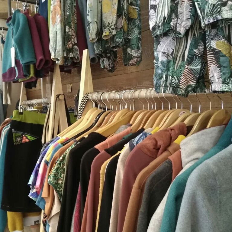 Stand de vêtements fait main colorés dans une boutique artisanale de créations locales à Grenoble