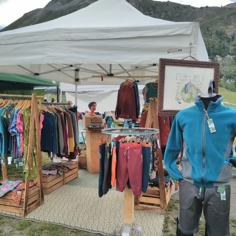 stand de vêtements streetwear colorés et originaux sur un marché artisanal de créateurs locaux en station d'hiver de Tignes