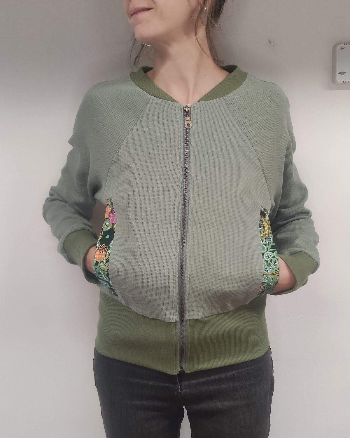 Veste bombers en maille gauffrée et batik fait main en savoie