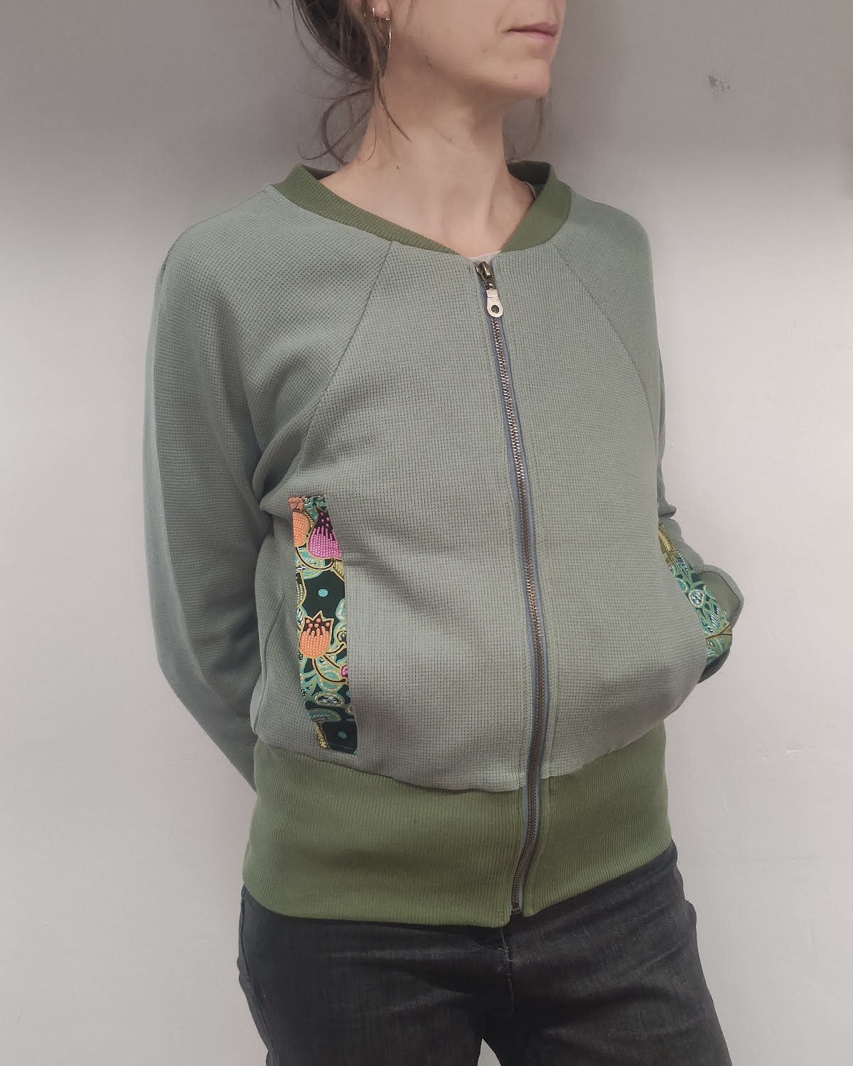 Veste bombers en maille gauffrée et batik fait main en savoie