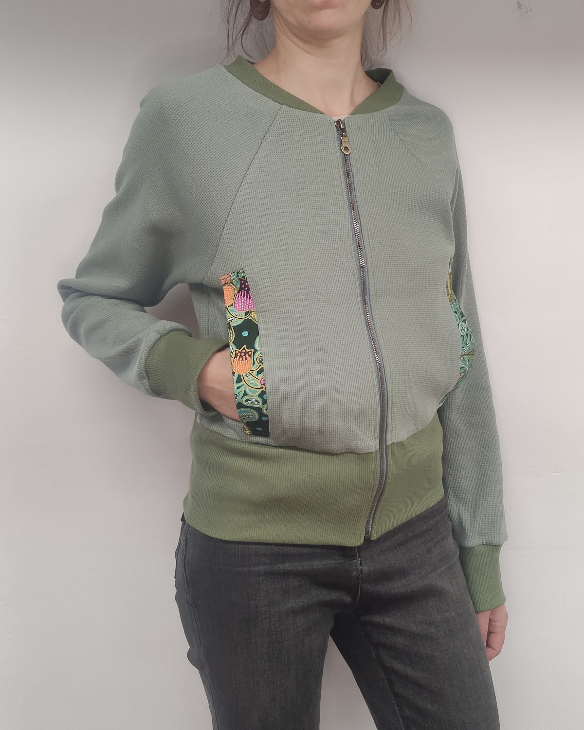 Veste bombers en maille gauffrée et batik fait main en savoie