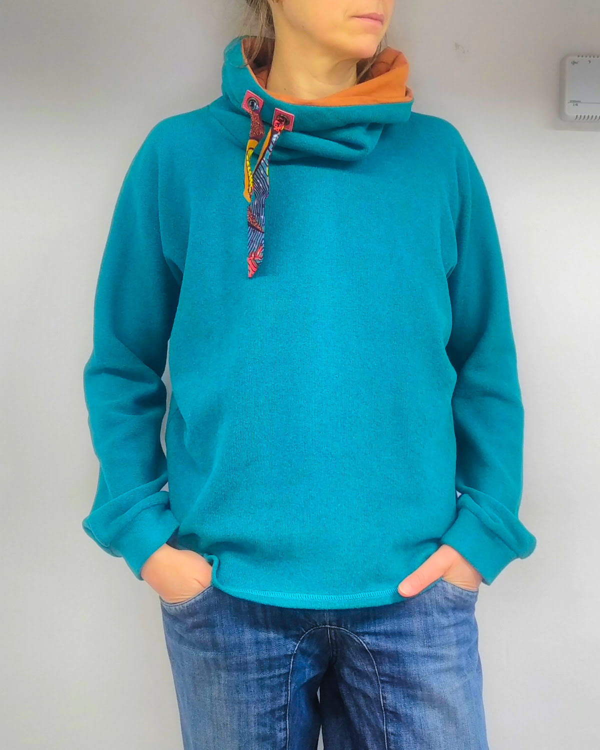 Pull col roulé bleu turquoise et orange, en maille coton italienne, fabriqué artisanalement à Albertville