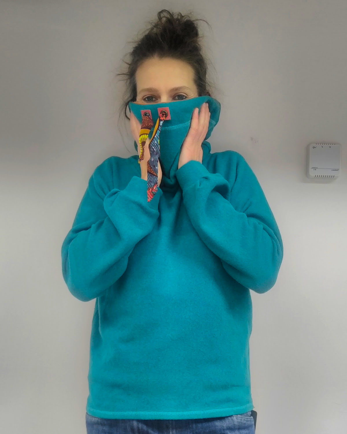 Pull col roulé bleu turquoise et orange, en maille coton italienne, fabriqué artisanalement à Albertville