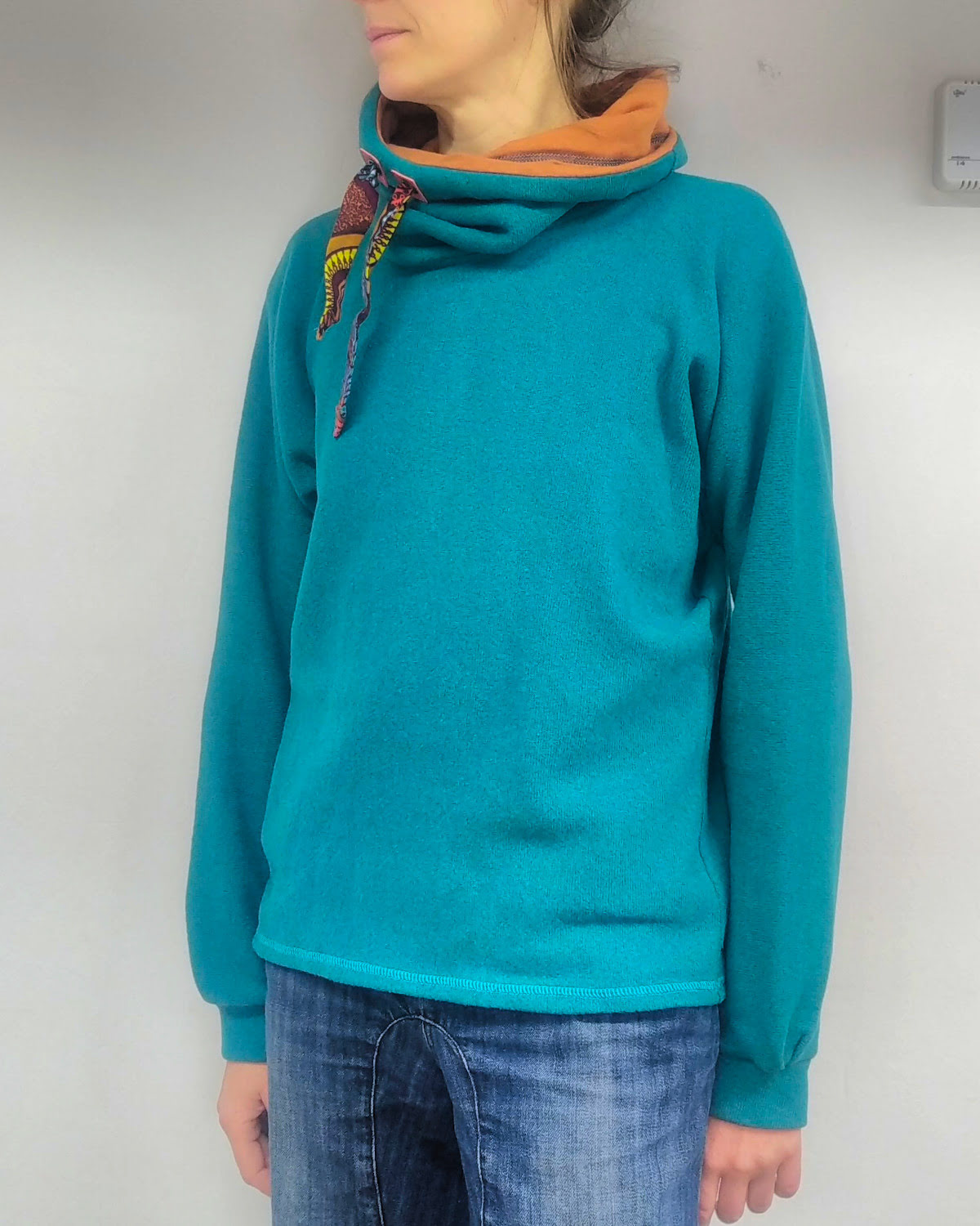 Pull col roulé bleu turquoise et orange, en maille coton italienne, fabriqué artisanalement à Albertville