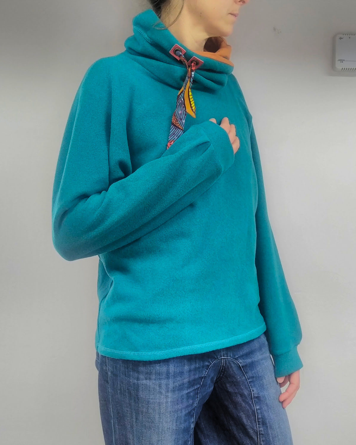 Pull col roulé bleu turquoise et orange, en maille coton italienne, fabriqué artisanalement à Albertville