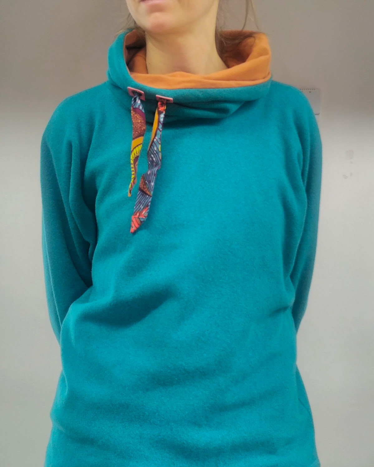 Pull col roulé bleu turquoise et orange, en maille coton italienne, fabriqué artisanalement à Albertville