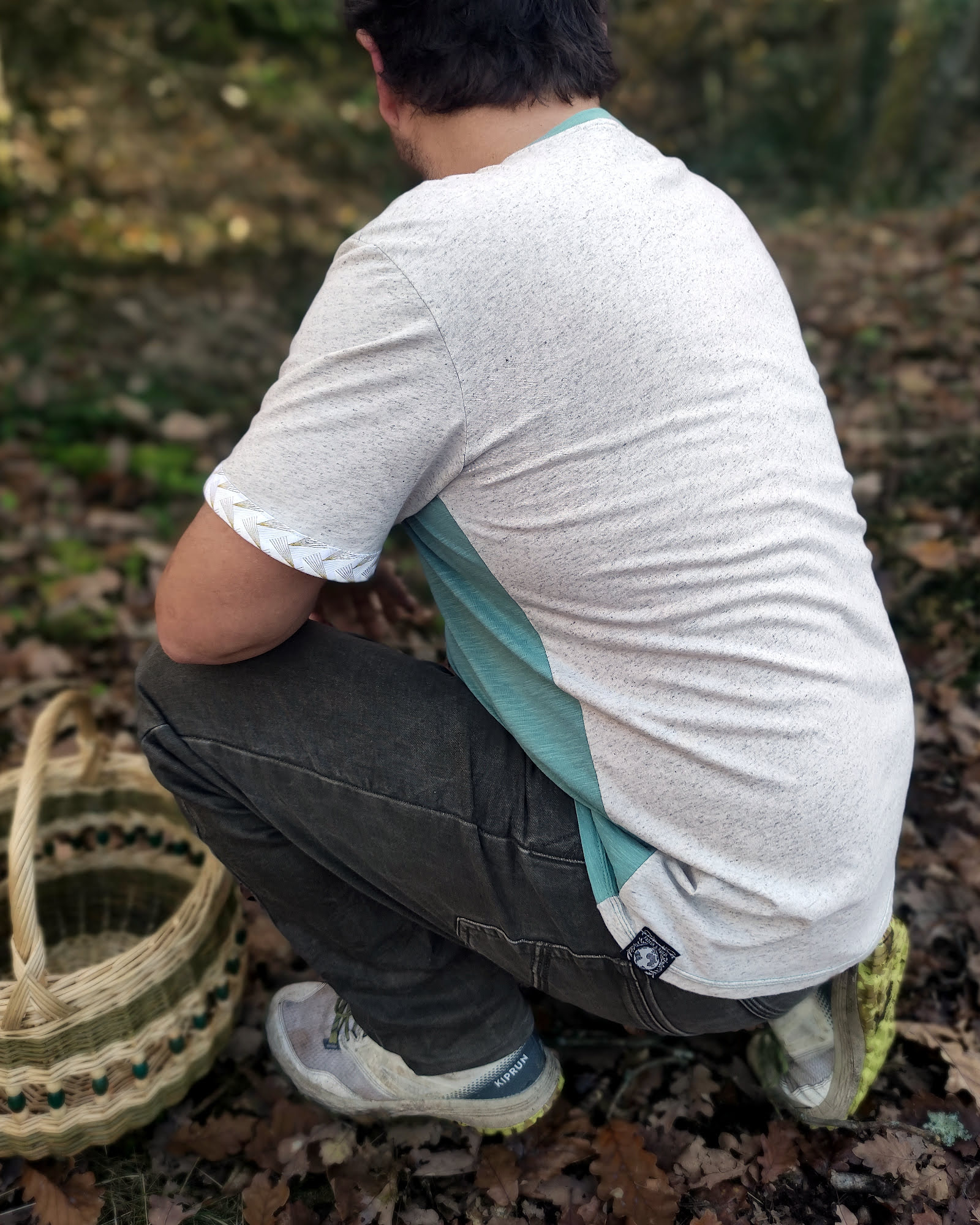 tshirt homme artisanal de couleur blanc cassé et vert sauge