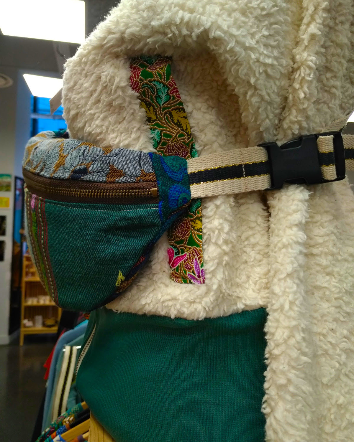 Sac banane original et coloré fait main en France par une couturière artisane de la marque Fabrik Ayuji