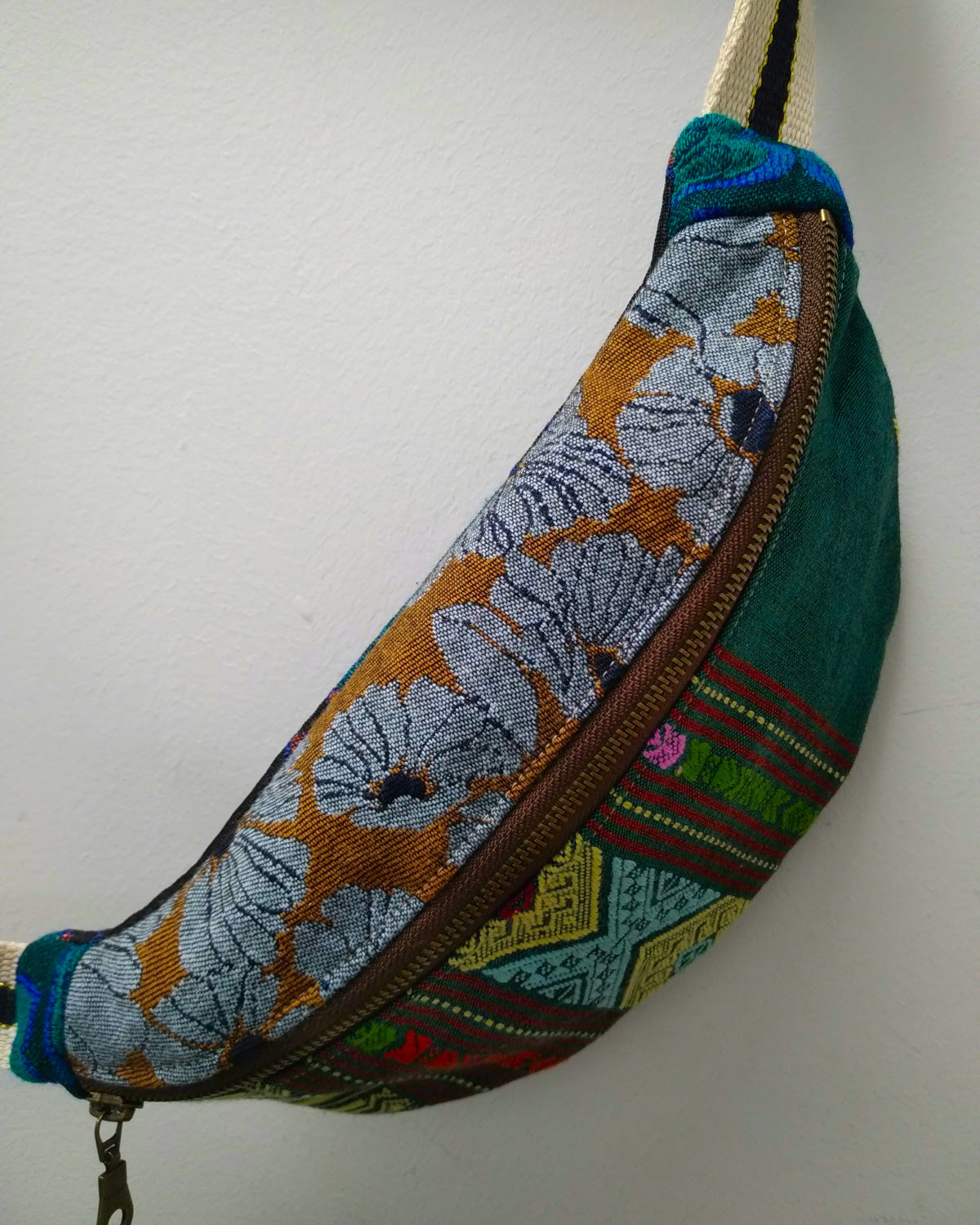 Sac banane réglable en coton ethnique dans les coloris bleu et jaune