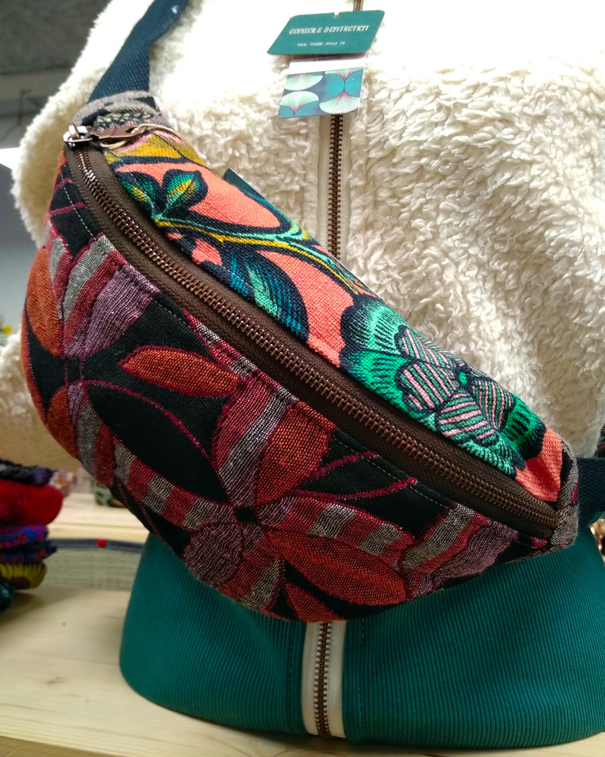 Sac pochette banane unique, original et coloré, fait artisanalement à Albertville dans les coloris de rose et corail