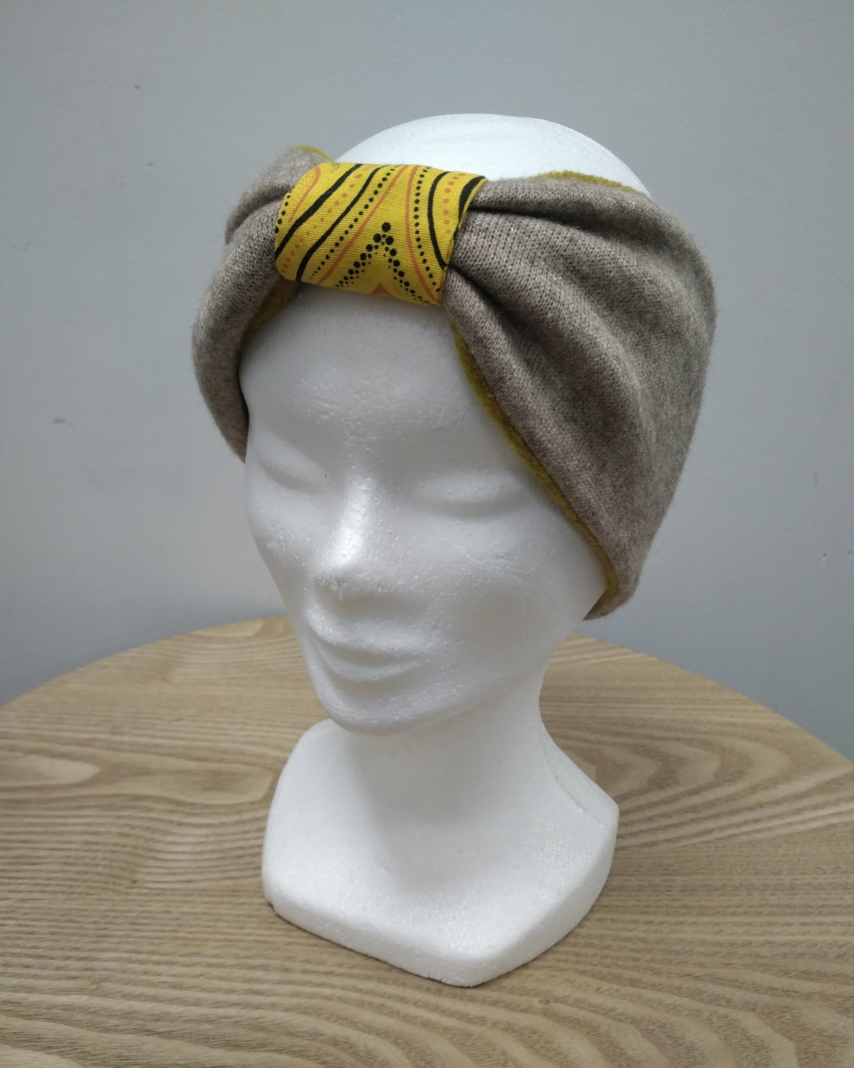 Bandeau beige et jaune en maille et swheswhe sud africain