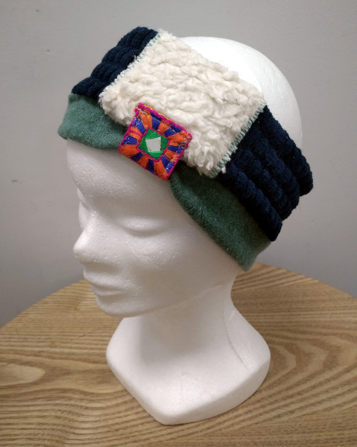Bandeau coloré et rétro fait main dans les Alpes, chaud pour l'hiver