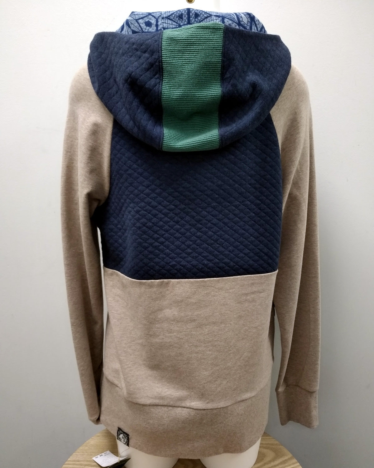 sweat à capuche femme été en coton beige et bleu marine