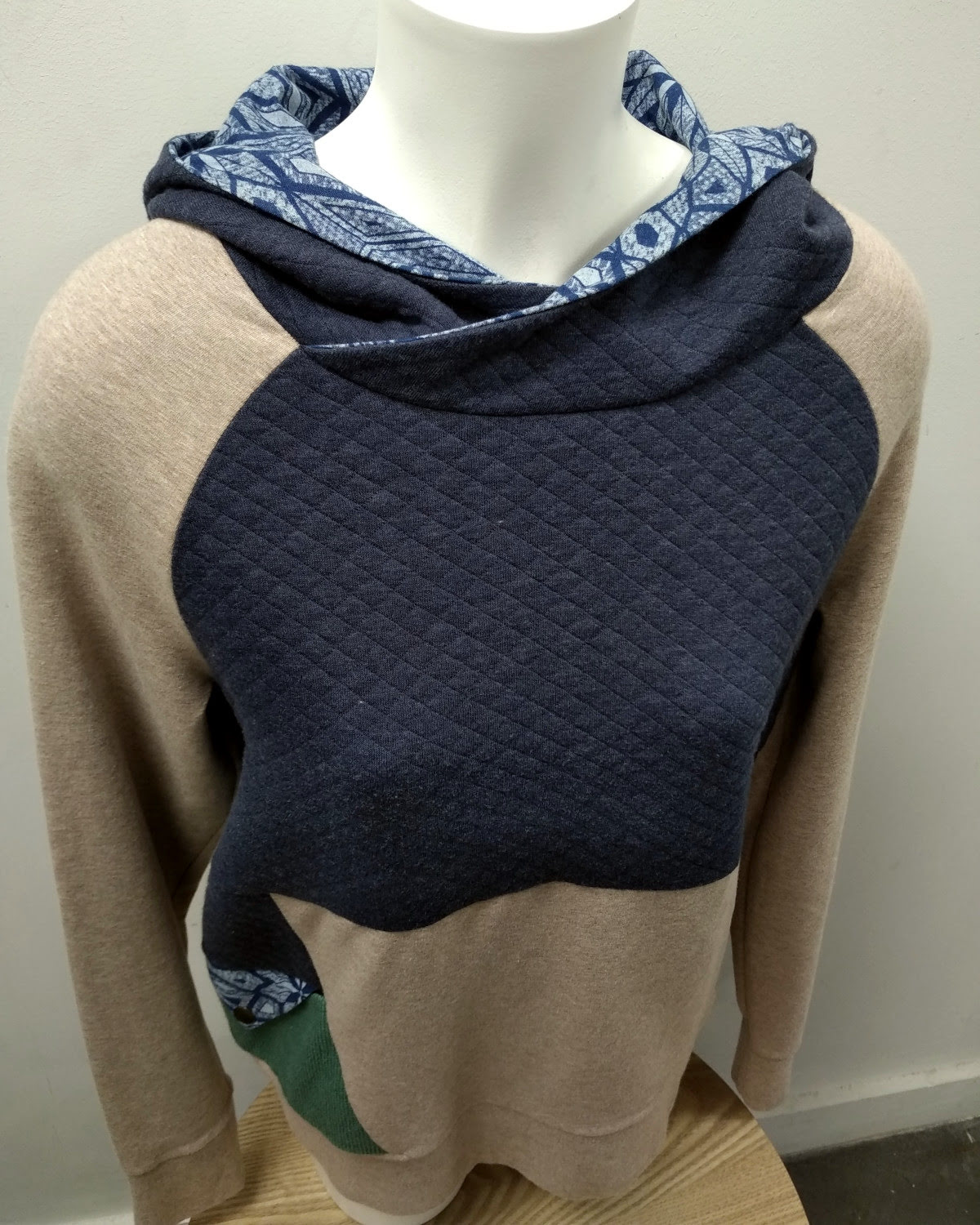 sweat à capuche femme avec swheswhe tissu africain et coton matelassé