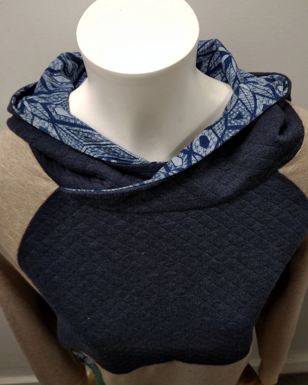 sweat raglan femme avec une grande capuche croisée, fait main artisanalement à Albertville