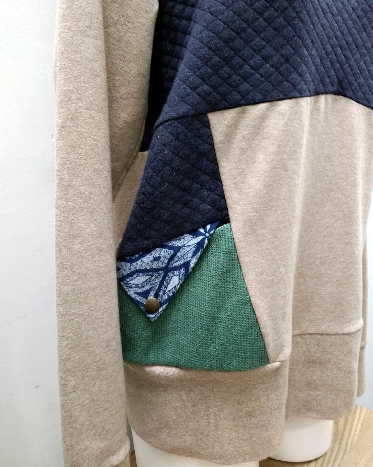 sweat femme avec capuche et poche, découpes graphiques et asymétriques, beige et bleu marine