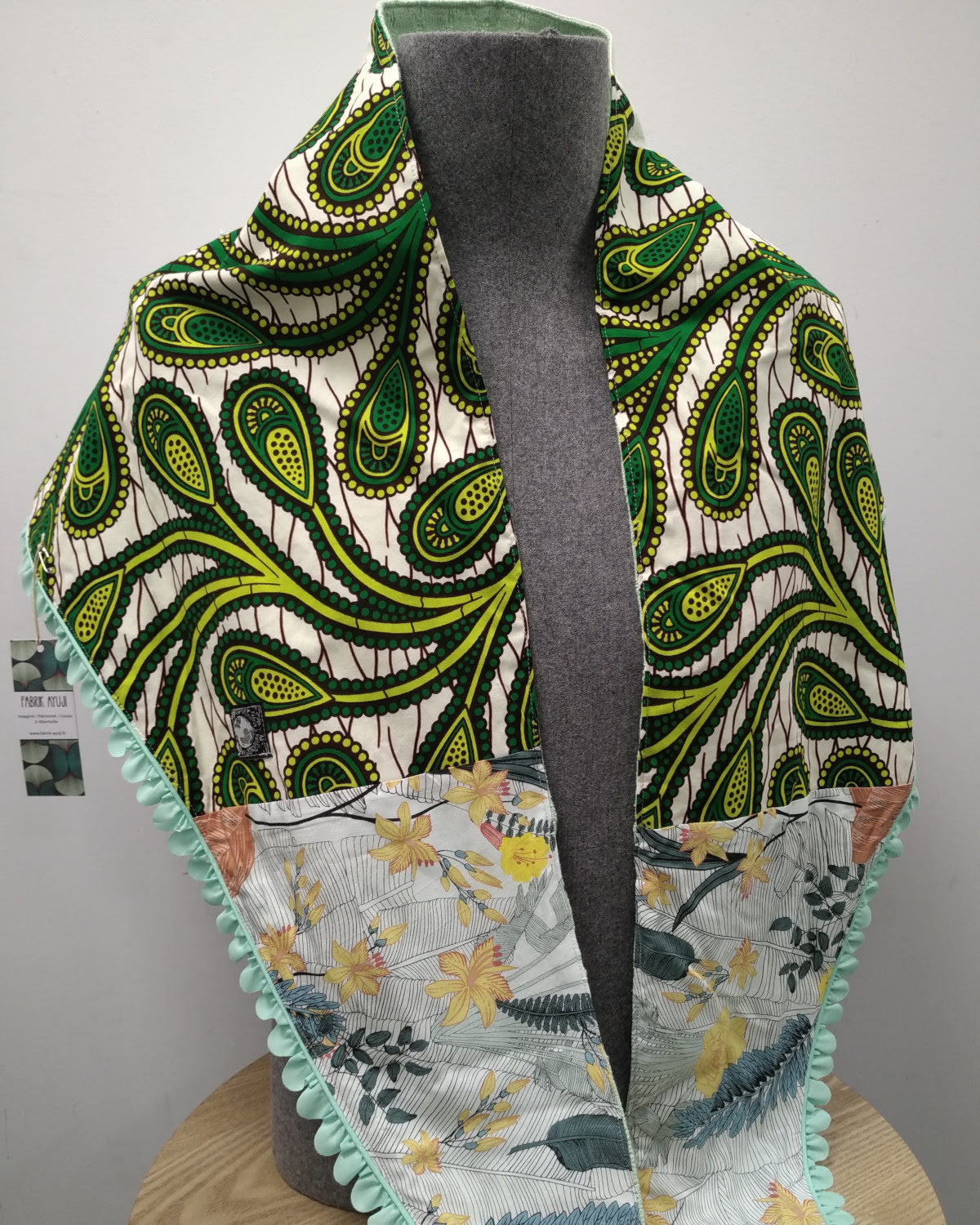 Chèche écharpe blanche et vert, coton et viscose, pompom sauge de pétales, motifs jungle, artisanal et bohème