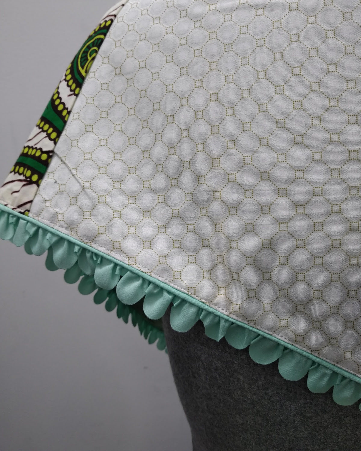 Chèche écharpe blanche et vert, coton et viscose, pompom sauge de pétales, motifs jungle, artisanal et bohème