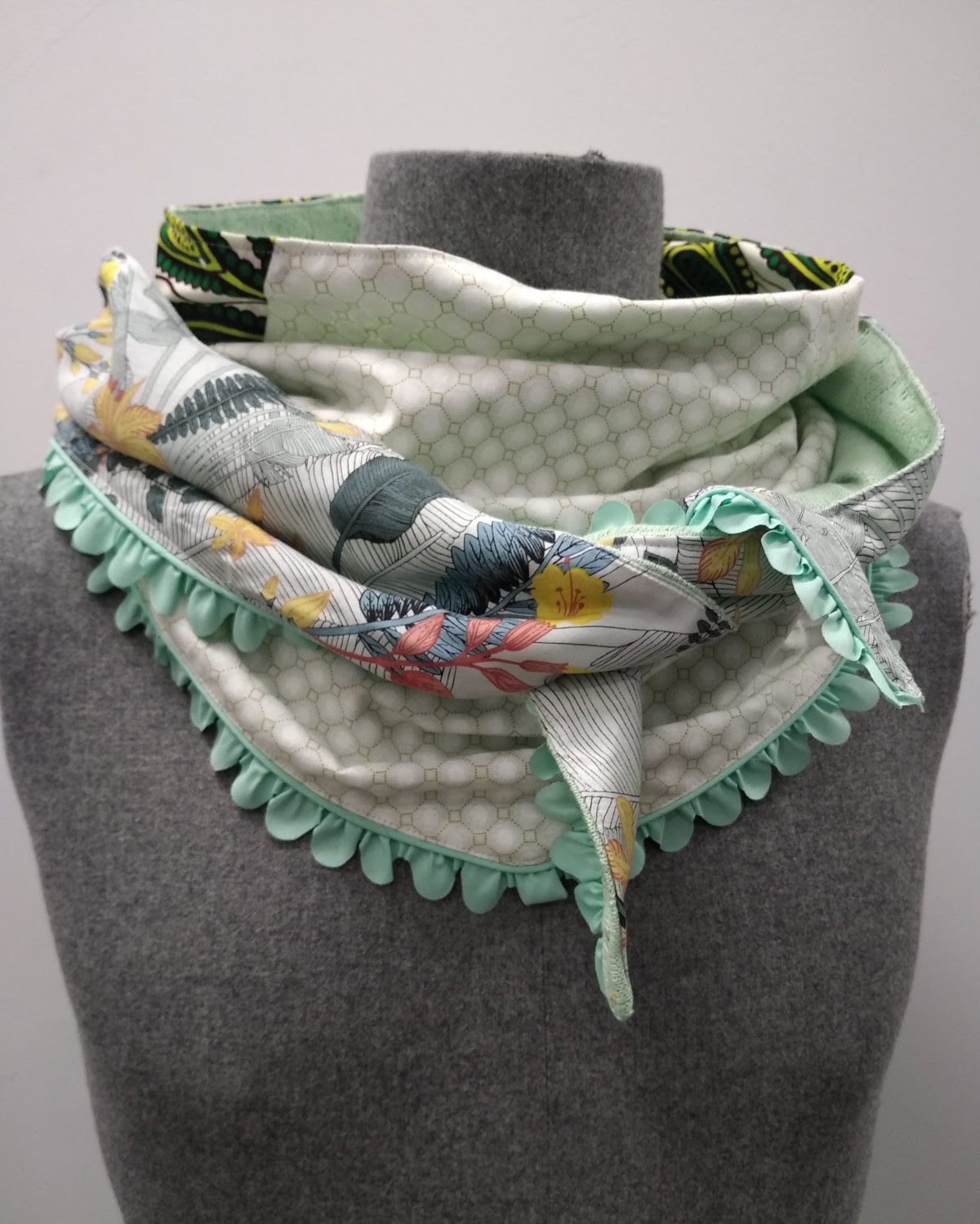 Chèche écharpe blanche et vert, coton et viscose, pompom sauge de pétales, motifs jungle, artisanal et bohème