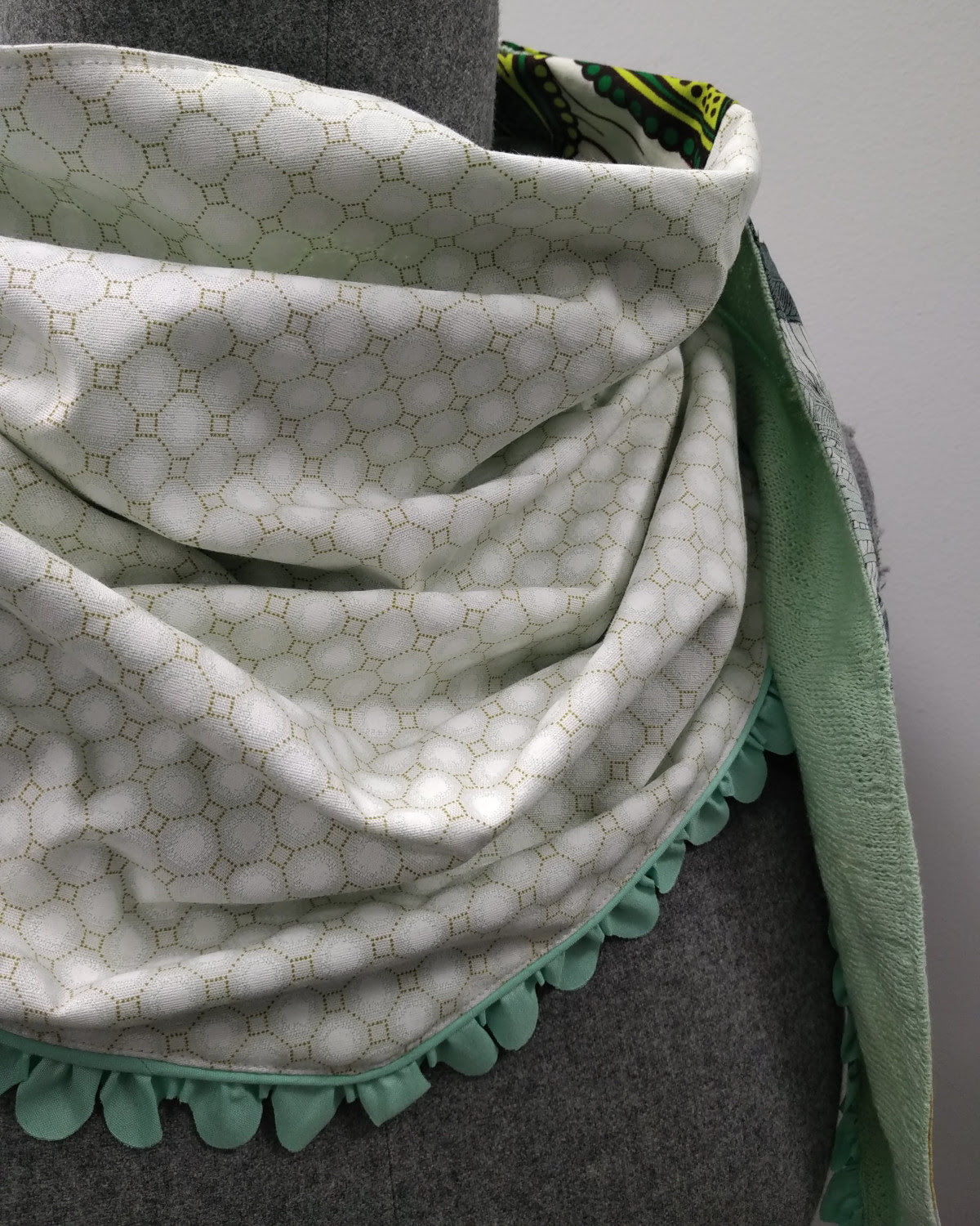 Chèche écharpe blanche et vert, coton et viscose, pompom sauge de pétales, motifs jungle, artisanal et bohème