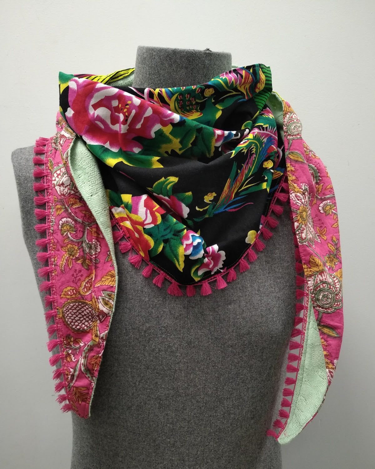 Chèche patchwork de coton ethnique, pompom, pivoine chinoise, fleur indienne, bohème