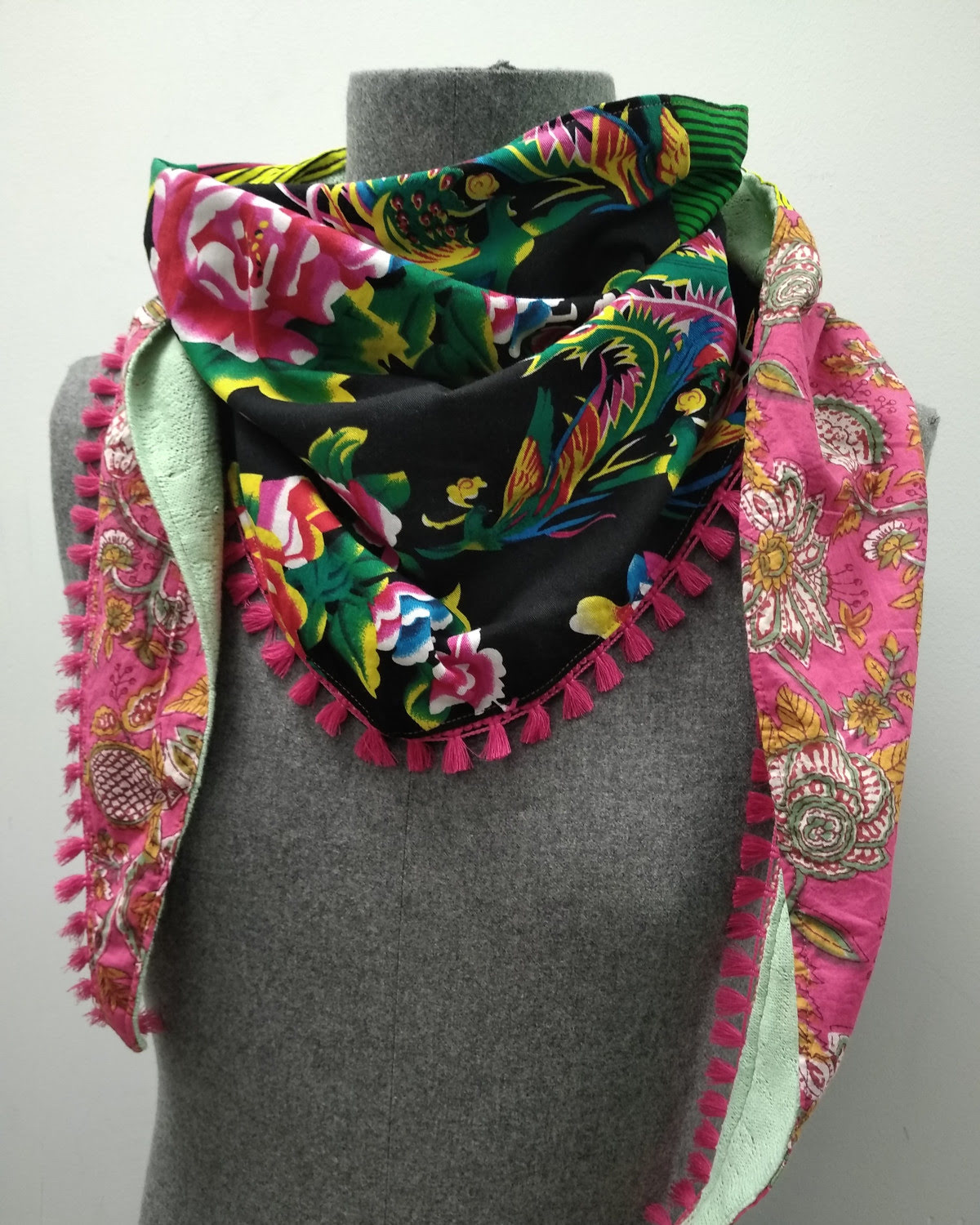 Chèche patchwork de coton ethnique, pompom, pivoine chinoise, fleur indienne, bohème