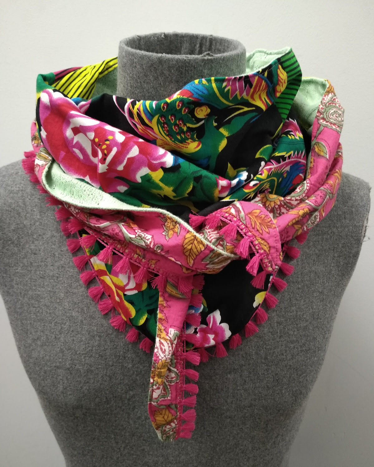 Chèche patchwork de coton ethnique, pompom, pivoine chinoise, fleur indienne, bohème