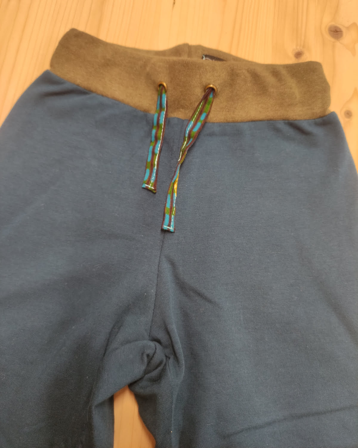 Jogging enfant bébé en coton, confortable et pratique, fait main par une artisane savoyarde à Albertville