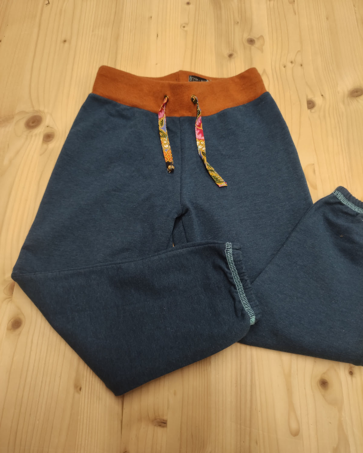 Jogging enfant bébé en coton, confortable et pratique, fait main par une artisane savoyarde à Albertville