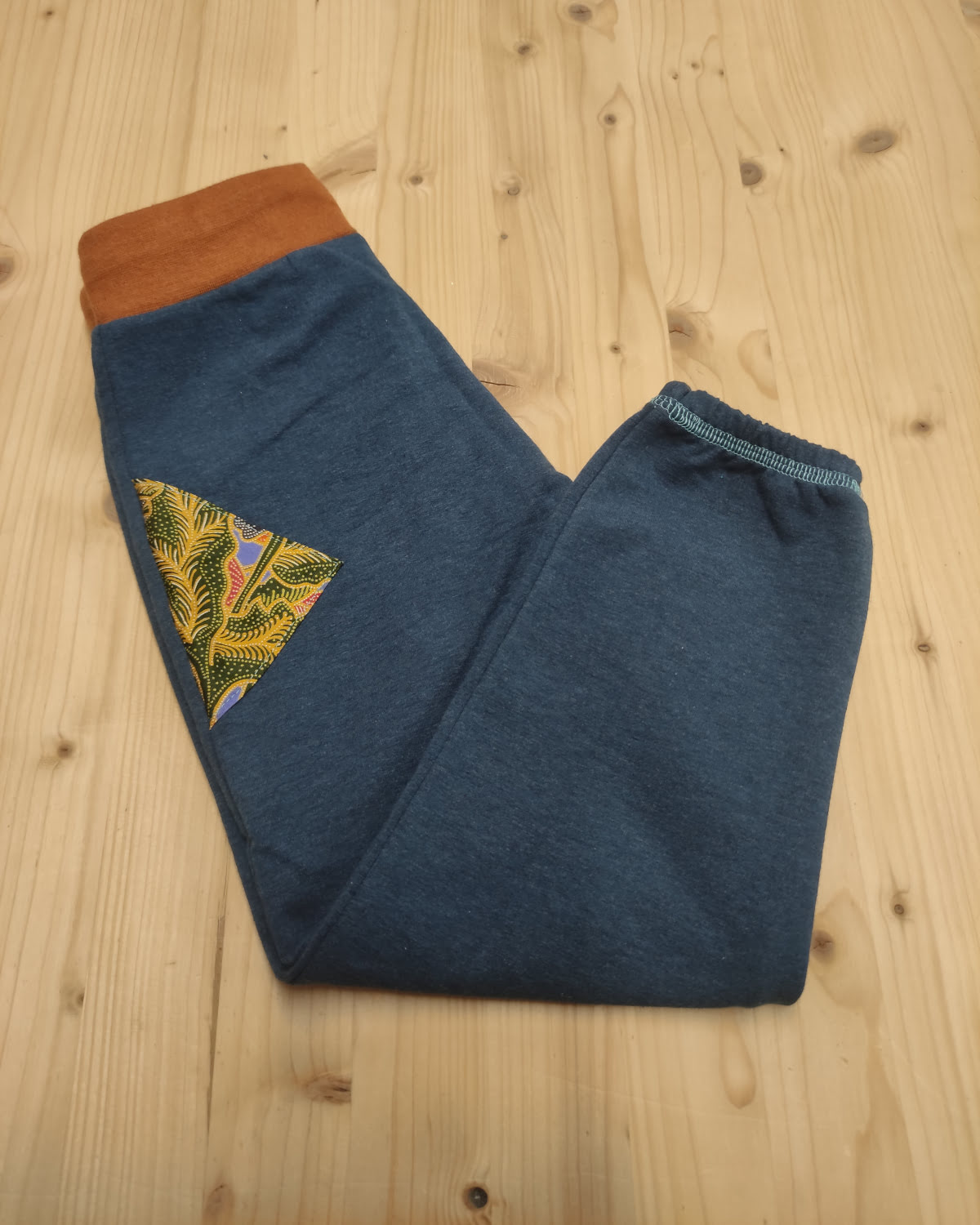 Jogging enfant bébé en coton biologique gots, confortable et pratique, fait main par une artisane savoyarde à Albertville