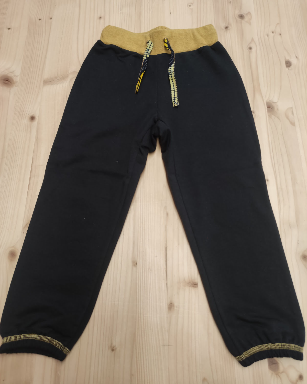 Jogging enfant bébé en coton, confortable et pratique, fait main par une artisane savoyarde à Albertville, en coton biologique