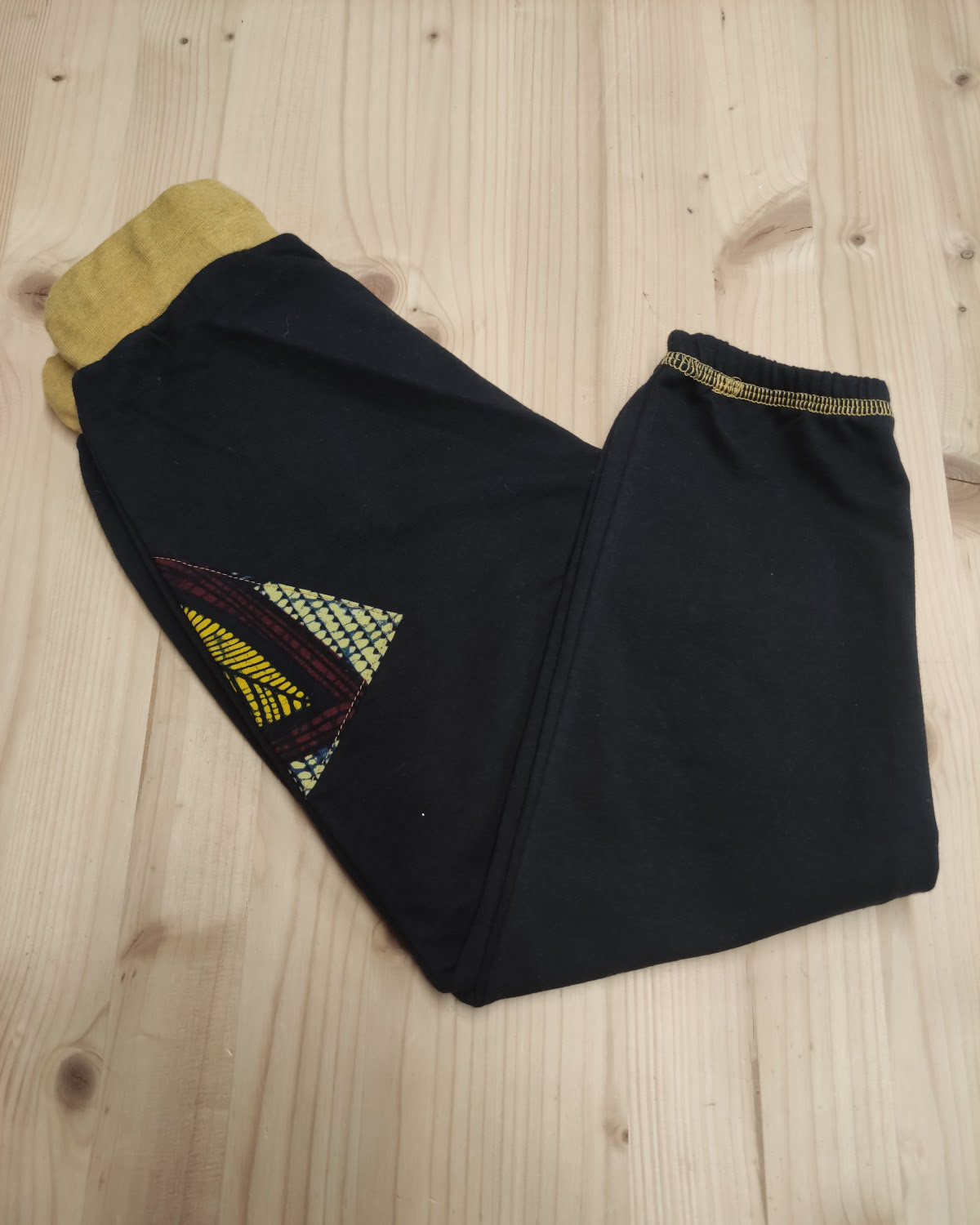 Jogging enfant bébé en coton, confortable et pratique, fait main par une artisane savoyarde à Albertville, en coton biologique