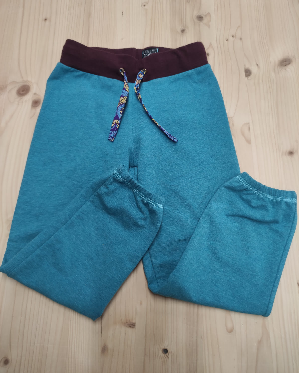 Jogging bleu turquoise enfant en coton biologique, fait main artisanal en Savoie, pièce unique