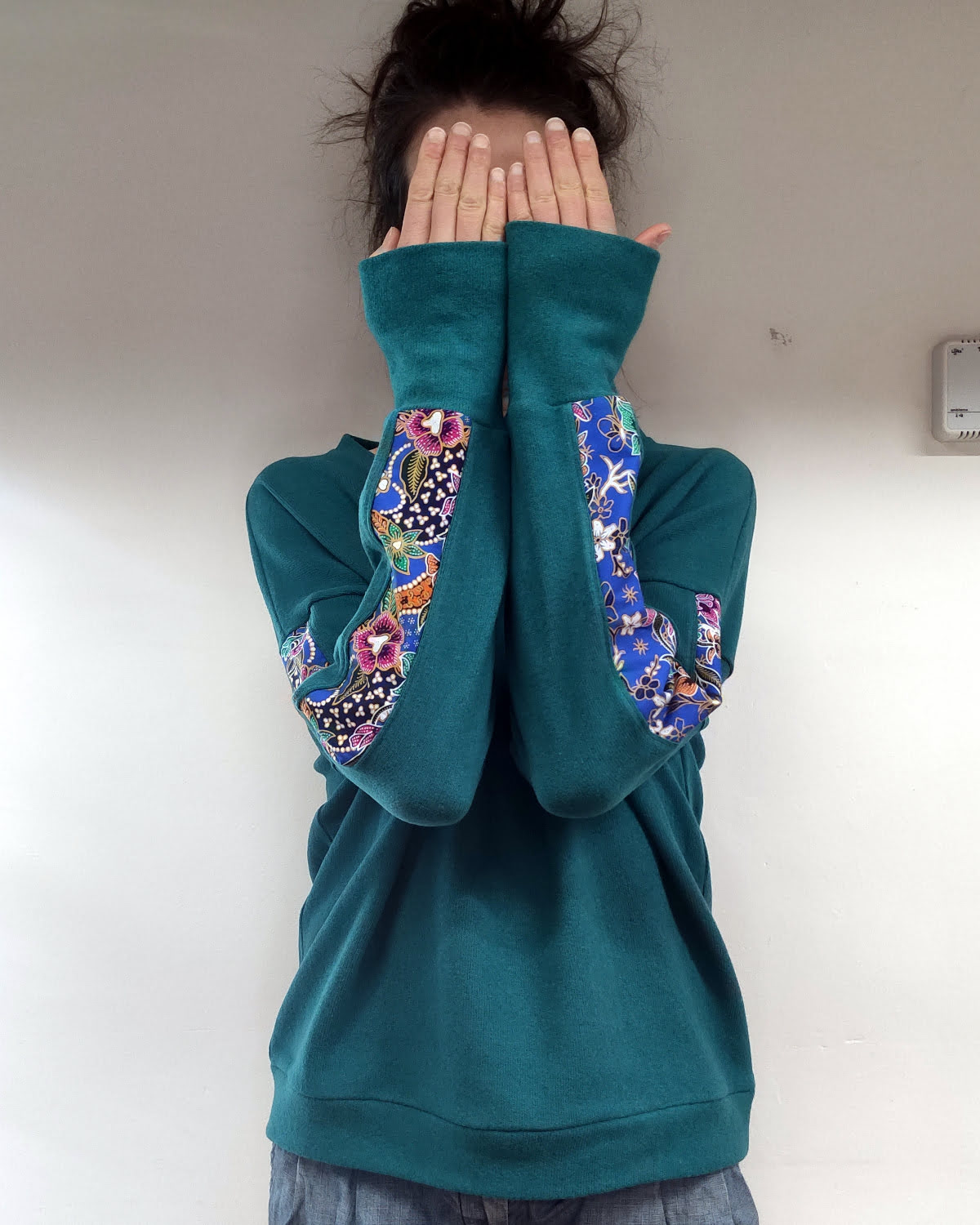 pull col V fait main artisanalement à albertville, en maille coton italienne, chuad et doux, de couleur turquoise, manche motifs batik indonésien