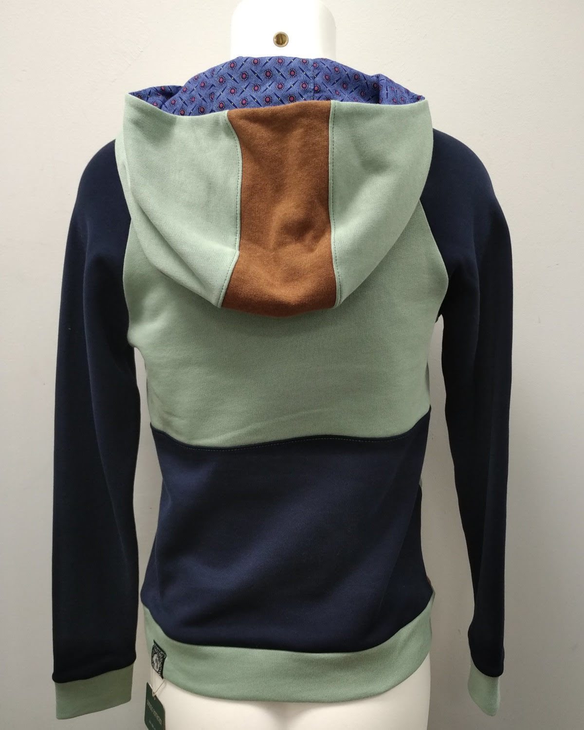 Sweat femme à capuche bleu marine et vert sauge, tendance et chaud pour l'hiver