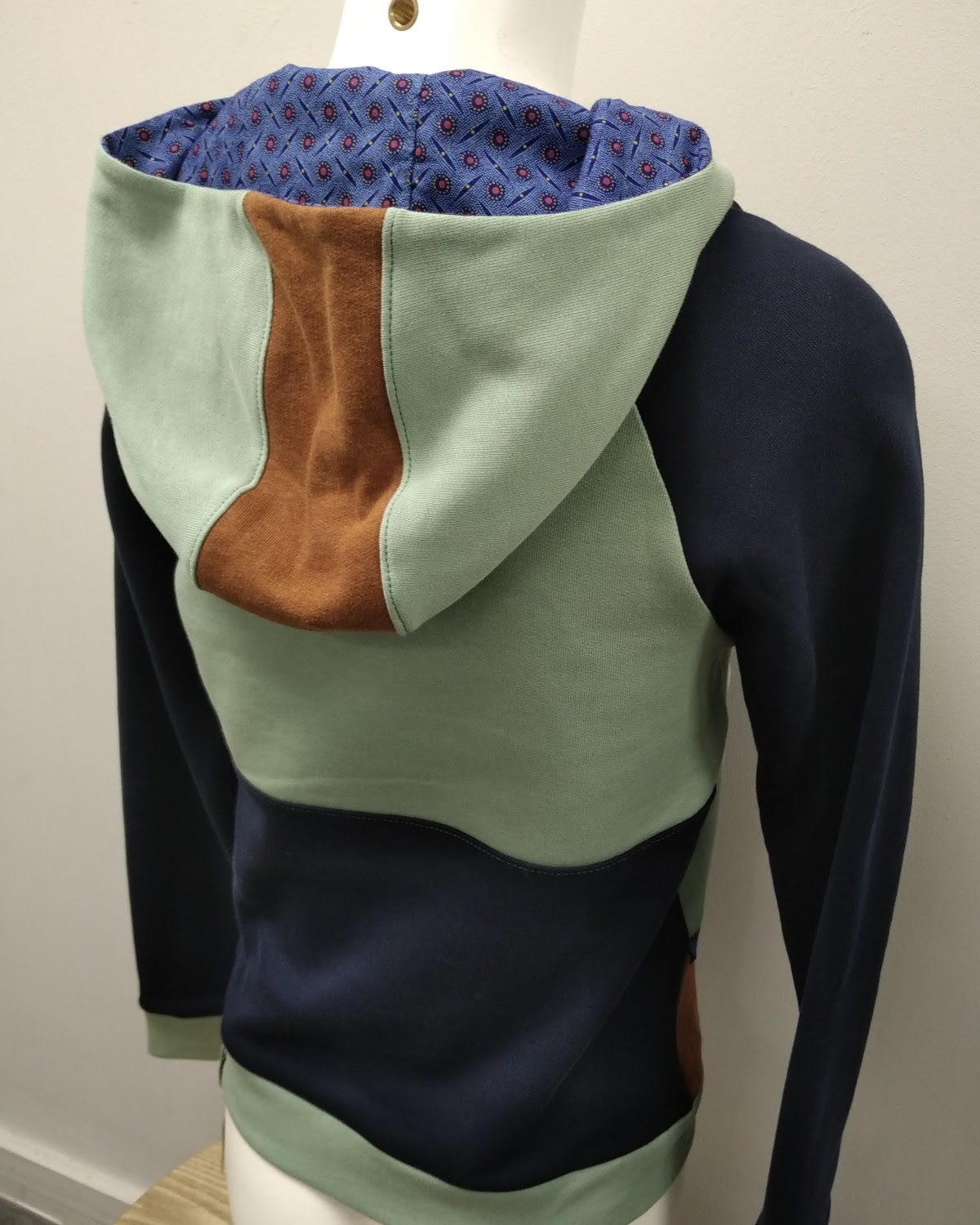 Sweat femme à capuche en coton bio chaud et doux, fait main dans les Alpes en France par une artisane couturière