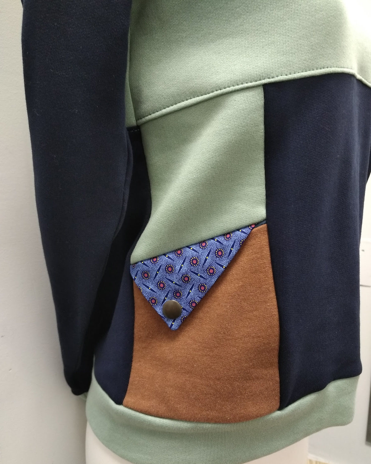 Sweat femme à capuche et poche en swheswhe tissu africain, pièce unique et original